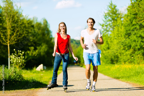 Foto: Junges Paar beim Sport im Freien Junges Paar beim Sport im Freien
