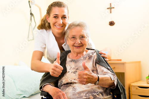 Foto: Alter und Pflege - Pflegerin und eine Seniorin im Altenheim Alter und Pflege - Pflegerin und eine Seniorin im Altenheim