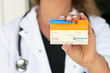 Ärztin präsentiert Organspendeausweis