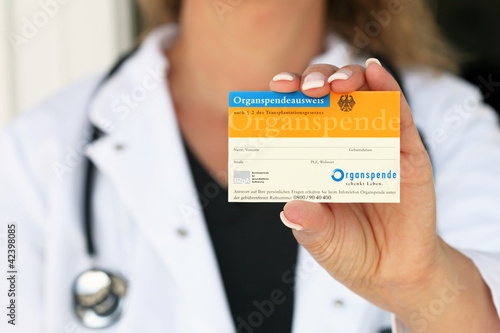 Foto: Ärztin präsentiert Organspendeausweis Ärztin präsentiert Organspendeausweis