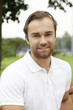 Photo: Lächelnder junger Mann Lächelnder junger Mann