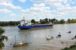 Barco navegando por el río Guadalquivir