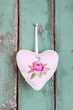 Ein Herz mit Rosen bestickt