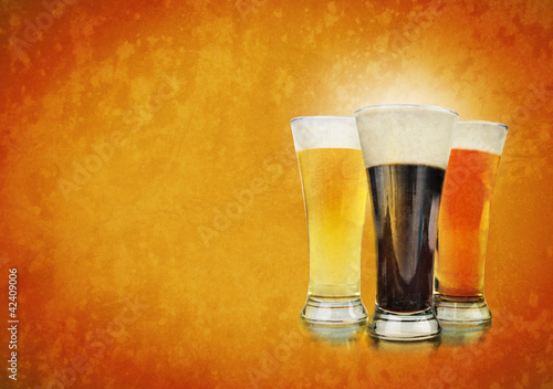 Foto: Alcohol Beer Glasses on Texture Background Alcohol Beer Glasses on Texture Background