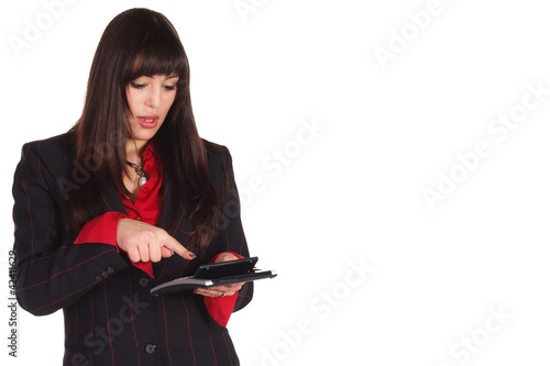 Foto: junge frau rechnet auf dem taschenrechner junge frau rechnet auf dem taschenrechner