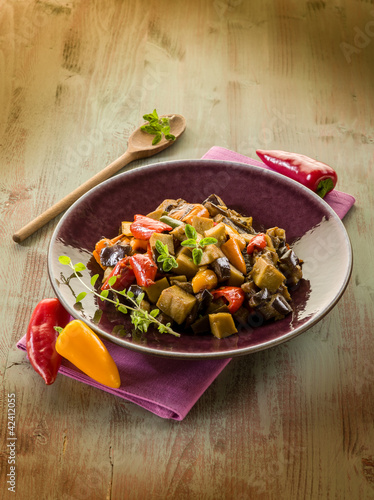Foto: seitan stew with eggplant and pepper,vegetarian food seitan stew with eggplant and pepper,vegetarian food