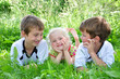 Zwei Jungen und ein Mädchen auf einer Wiese