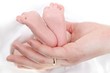 Foto: Babyfüße in Mutterhand Babyfüße in Mutterhand