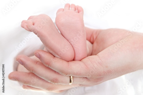 Foto: Babyfüße in Mutterhand Babyfüße in Mutterhand