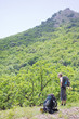 Foto: man tourist on mountain road man tourist on mountain road