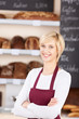 lächelnde verkäuferin in der bäckerei