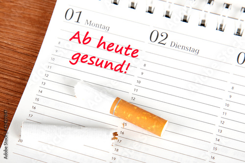 Photo: Vorsatz für das neue Jahr. Aufhören zu rauchen Vorsatz für das neue Jahr. Aufhören zu rauchen