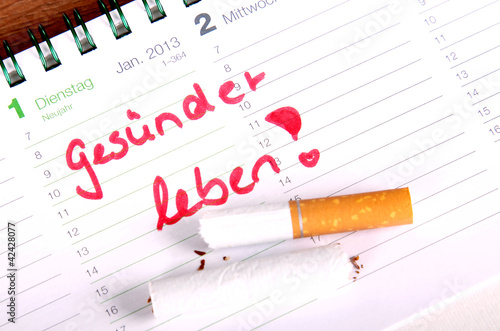 Photo: Vorsatz für das neue Jahr. Aufhören zu rauchen Vorsatz für das neue Jahr. Aufhören zu rauchen
