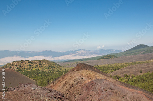 Foto: The volcano Etna landscape in a blue sky The volcano Etna landscape in a blue sky
