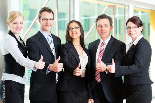 Foto : Business - eine Gruppe von Geschäftsleuten in einem Büro Business - eine Gruppe von Geschäftsleuten in einem Büro