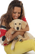 Foto: jolie femme avec chiot golden retriever jolie femme avec chiot golden retriever