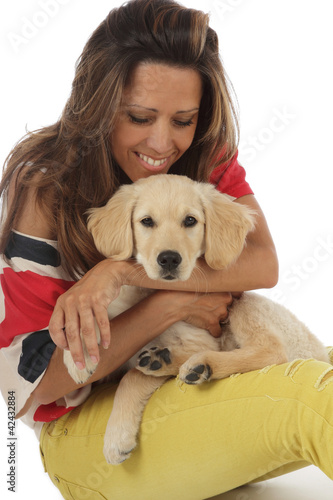 Photo: jolie femme avec chiot golden retriever jolie femme avec chiot golden retriever