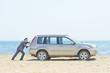 Foto: Man with car on seaside Man with car on seaside