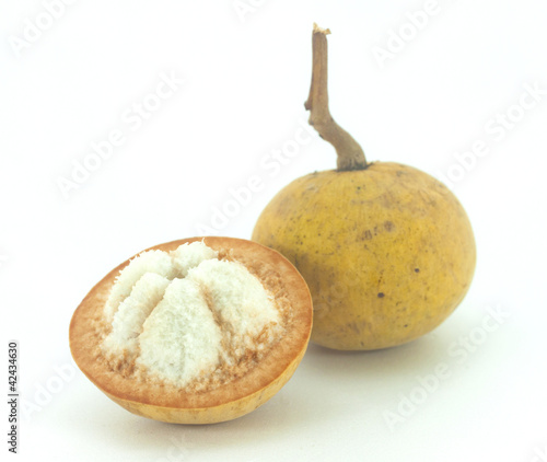 Foto: Santol fruit isolated on white background Santol fruit isolated on white background