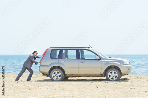 Foto: Man with car on seaside Man with car on seaside