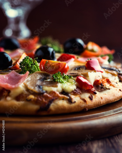 Foto: Pizza with broccoli, mushrooms and cherry tomatoes Pizza with broccoli, mushrooms and cherry tomatoes