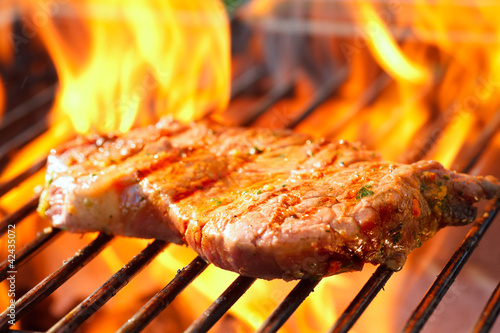 Foto: steak on grill with flames steak on grill with flames