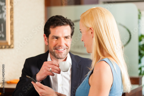 Photo: Arbeitskollegen - Mann und Frau - in Cafe mit Tablet Computer Arbeitskollegen - Mann und Frau - in Cafe mit Tablet Computer