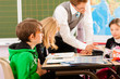 Schulkinder und Lehrer lernen an der Schule