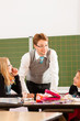 Schulkinder und Lehrer lernen an der Schule