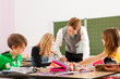 Schulkinder und Lehrer lernen an der Schule
