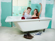 Foto: Young couple celebrate her new bathtub in a building lot Young couple celebrate her new bathtub in a building lot