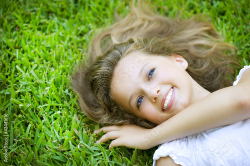 Foto: Girl lying on the Field. Happiness Girl lying on the Field. Happiness
