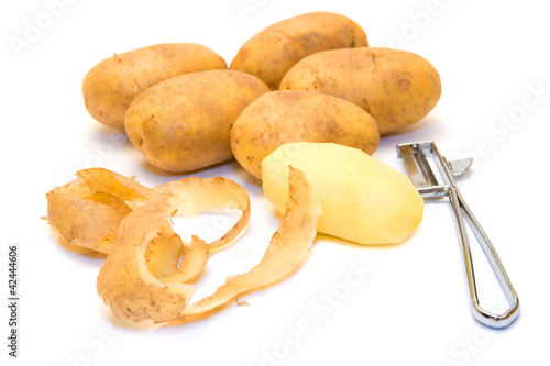 Photo: Kartoffeln, Schale und ein Schälmesser Kartoffeln, Schale und ein Schälmesser