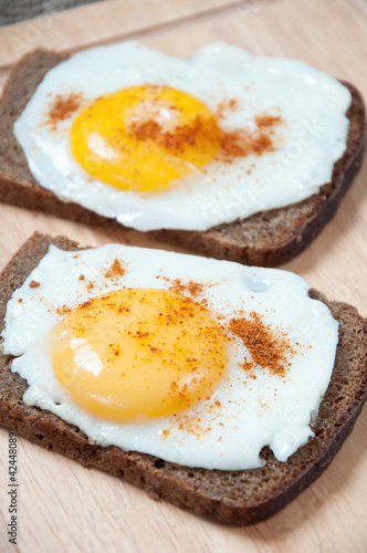 Foto: Fried eggs with red pepper and toasts Fried eggs with red pepper and toasts