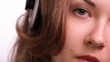 Vídeo: Beautiful girl listening to romanting music. Beautiful girl listening to romanting music.