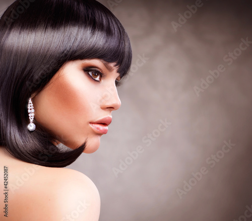 Foto: Beautiful Brunette Girl. Haircut. Hairstyle Beautiful Brunette Girl. Haircut. Hairstyle
