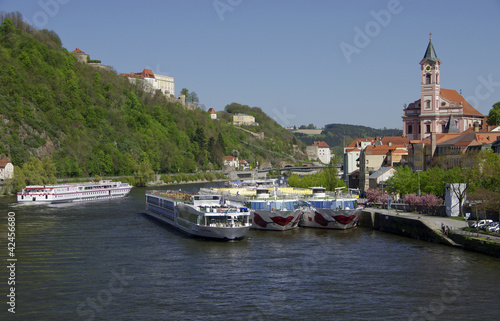 Foto: Flußkreuzfahrtschiffe auf der Donau bei Passau Flußkreuzfahrtschiffe auf der Donau bei Passau