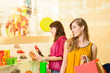 Freundinnen beim Schuhe kaufen und shoppen