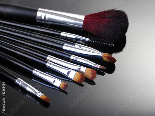 Foto: make-up brushes on grey background make-up brushes on grey background