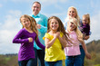 Familie - Mutter, Vater, Kinder - joggt im Freien