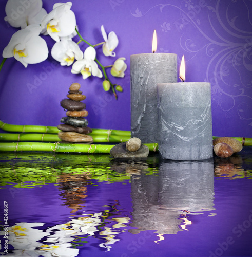 Foto: Orchidee weiß mit Bambus und Kerzen und Steinen Orchidee weiß mit Bambus und Kerzen und Steinen