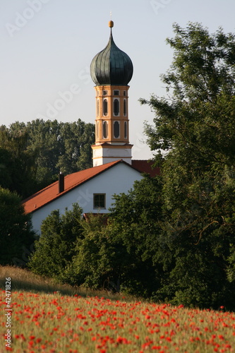 Foto: Dorfkirche mit Mohnfeld Dorfkirche mit Mohnfeld