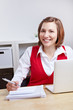 Lachende Studentin am Laptop