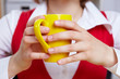 Hände halten Tasse im Büro