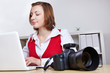 Fotografin überträgt Fotos auf Computer