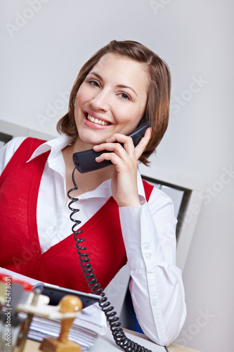 Photo: Freundliche Frau am Telefon Freundliche Frau am Telefon