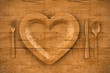 Illustrazione: Tisch Gedeck aus Holz Herzform Teller Tisch Gedeck aus Holz Herzform Teller