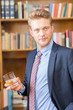 Mann trinkt Cognac
