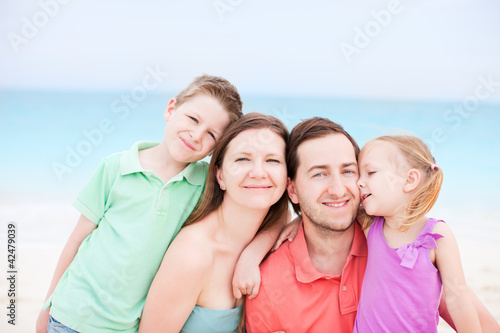 Foto: Happy family at tropical beach Happy family at tropical beach