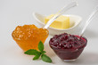 Marmelade mit Steviablättern auf weißem Hintergrund